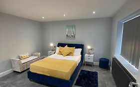 Newly Refurbished 4 Bedroom House-Sleep 8-Free Parking
